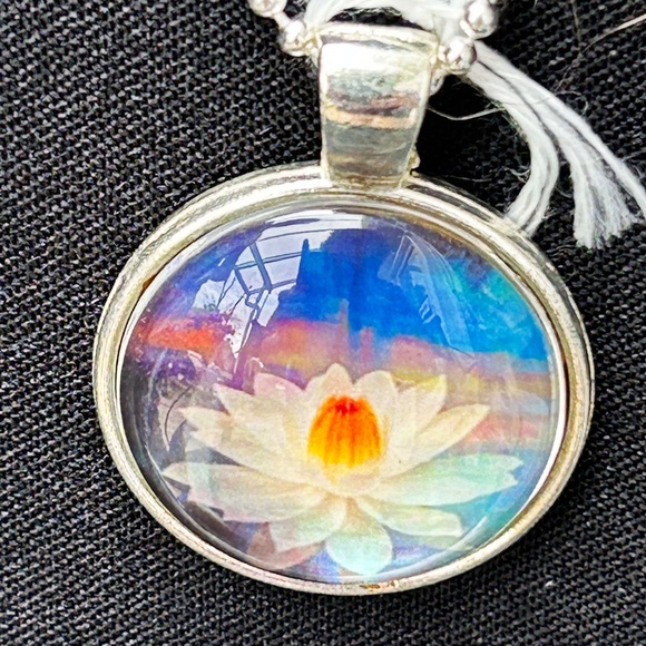 WATER LILY PENDANT NECKLACE, HANDMADE, GLASS DOME ON METAL, 23 INCH SILVER-TONE - Picture 4 of 4